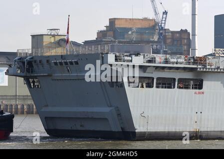 16/09/2021 Thames Barrier Woolwich UK HMS Albion wird durch die Thames Barrier abgebildet. Das Kriegsschiff war ein Teilnehmer an der Internationalen S Stockfoto