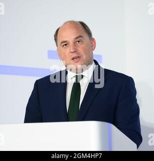 16. September 2021. Der britische Verteidigungsminister Ben Wallace hält am Tag der Bekanntgabe des neuen Aukus-Pakts eine Grundsatzrede auf der DSEI 2021. Stockfoto