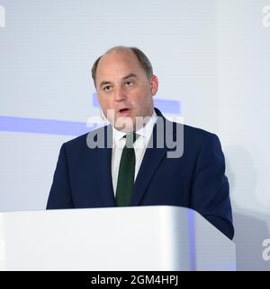16. September 2021. Der britische Verteidigungsminister Ben Wallace hält am Tag der Bekanntgabe des neuen Aukus-Pakts eine Grundsatzrede auf der DSEI 2021. Stockfoto