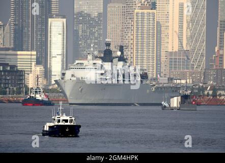 16/09/2021 Thames Barrier Woolwich UK HMS Albion wird durch die Thames Barrier abgebildet. Das Kriegsschiff war ein Teilnehmer an der Internationalen S Stockfoto