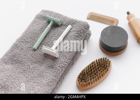 Männliches Hygiene-Set für Gesicht, Haare und Bartpflege isoliert auf weißem Hintergrund. Rasierzubehör für den Mann Stockfoto