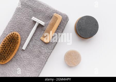 Männliches Hygiene-Set für Gesicht, Haare und Bartpflege isoliert auf weißem Hintergrund Stockfoto
