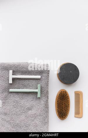 Männliches Hygiene-Set für Gesicht, Haare und Bartpflege isoliert auf weißem Hintergrund. Rasierzubehör für Mann, flach liegend Stockfoto