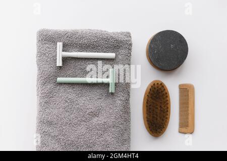 Männliches Hygiene-Set für Gesicht, Haare und Bartpflege isoliert auf weißem Hintergrund. Rasierzubehör für Mann, flach liegend Stockfoto