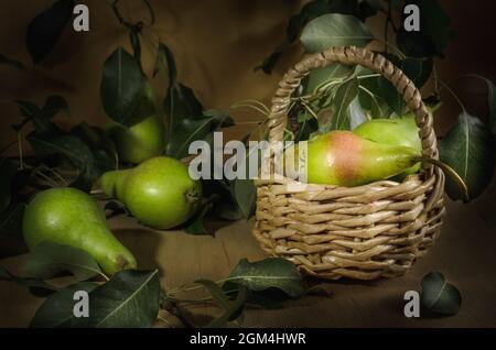 Reife saftige Birnen auf dunklem Holzhintergrund in großer Menge Stockfoto