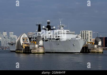 16/09/2021 Thames Barrier Woolwich UK HMS Albion wird durch die Thames Barrier abgebildet. Das Kriegsschiff war ein Teilnehmer an der Internationalen S Stockfoto