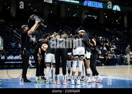 Chicago, Usa. September 2021. Chicago Sky huddle vor dem Spiel gegen die Washington Mystics am 12. September in der Wintrust Arena Credit: SPP Sport Press Foto. /Alamy Live News Stockfoto