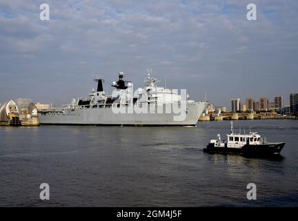 16/09/2021 Thames Barrier Woolwich UK HMS Albion wird durch die Thames Barrier abgebildet. Das Kriegsschiff war ein Teilnehmer an der Internationalen S Stockfoto