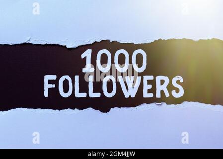 Textschild mit 1000 Followern. Business Approach Anzahl der Personen, die jemand in Instagram folgt Abstract Dry River, Opening Curtains Stockfoto