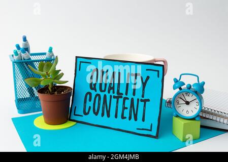 Handschriftliche Textqualität Inhalt. Unternehmensinhalte, die einen Mehrwert bieten und aus großartigen Schreibtischtools für die Workspace-Einrichtung bestehen Stockfoto