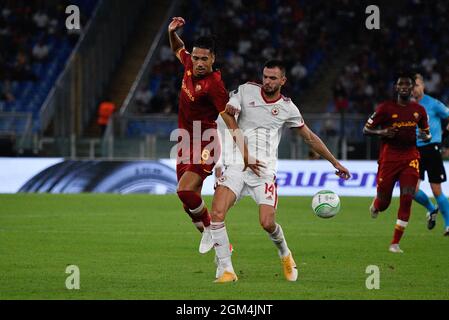 Chris Smalling von AS Roma und Kaloyan Kristen vom CSKA Sofia während des Fußballspiels der UEFA Europa Conference League zwischen AS Roma und CSKA Sofia im Olympiastadion in Rom am 16. September 2021 Stockfoto