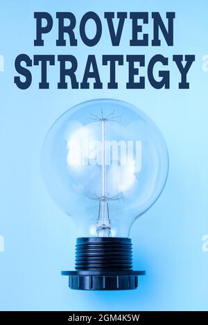 Handschrift Zeichen bewährte Strategie. Geschäftsübersicht bestätigter Ansatz oder Praktiken bei der Generierung von Verkäufen oder Leads Lampe mit Netzteil auf Normalbetrieb Stockfoto