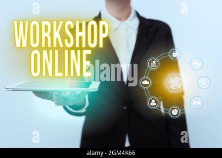 Inspiration zeigt Zeichen Workshop Online. Wort geschrieben auf Gruppe von zeigen engagieren sich in intensiven Diskussion und Aktivität Frau in Uniform Anzeige Stockfoto