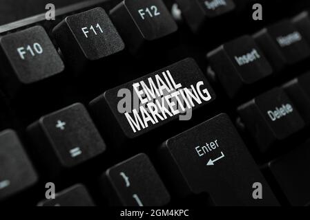 Textschild mit E-Mail-Marketing. Wort geschrieben auf Akt des Sendens einer kommerziellen Nachricht an eine Gruppe von Anzeigen Senden neuer Nachrichten Online, Erstellen Stockfoto