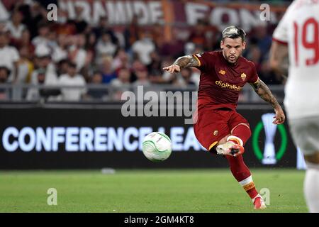 Roma, Italien. September 2021. Carles Perez von AS Roma in Aktion während des Fußballspiels der Konferenzliga-Gruppe C zwischen AS Roma und PFC CSKA Sofia im Olimpico-Stadion in Rom (Italien), 16. September 2021. Foto Antonietta Baldassarre/Insidefoto Kredit: Insidefoto srl/Alamy Live News Stockfoto
