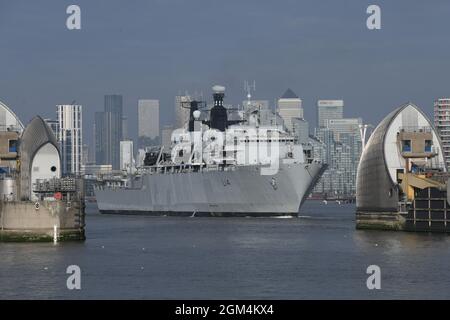 16/09/2021 Thames Barrier Woolwich UK HMS Albion wird durch die Thames Barrier abgebildet. Das Kriegsschiff war ein Teilnehmer an der Internationalen S Stockfoto