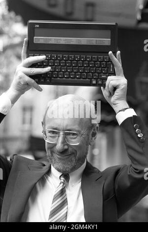 Foto vom 03/09/87 von Sir Clive Sinclair mit seinem neuen Computer, dem Z88, zum Preis von £287.50. Laut Berichten ist Sir Clive Sinclair, der Pionier des Heimcomputers, im Alter von 81 Jahren gestorben. Ausgabedatum: Donnerstag, 16. September 2021. Stockfoto