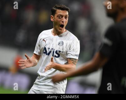 16. September 2021, Hessen, Frankfurt/Main: Fußball: Europa League, Eintracht Frankfurt - Fenerbahce Istanbul, Gruppenphase, Gruppe D, Matchday 1 im Deutsche Bank Park. Istanbuls Mesut Özil reagiert. Foto: Arne Dedert/dpa Stockfoto