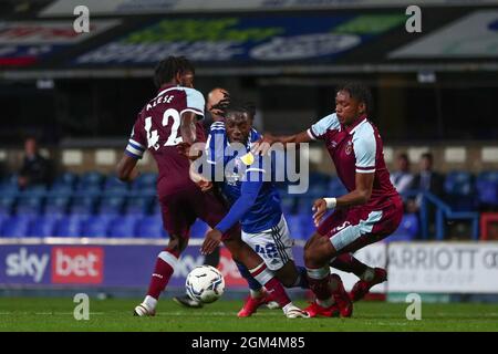 Zanda Siziba aus der Stadt Ipswich geht im Strafraum unter, nachdem sie von Ajibola Alese (L) und Kaelen Casey (R) aus West Ham United - Ipswich Town / West Ham United U21, EFL Trophy, Portman Road, Ipswich, Großbritannien – 14. September 2021 nur zur redaktionellen Verwendung – es gelten DataCo-Einschränkungen Stockfoto