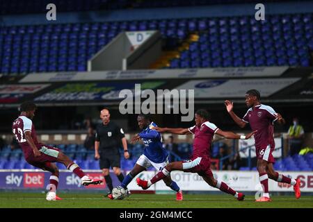 Zanda Siziba aus Ipswich Town im Einsatz mit Ajibola Alese (L) und Kaelen Casey (R) aus West Ham United - Ipswich Town / West Ham United U21, EFL Trophy, Portman Road, Ipswich, UK - 14. September 2021 nur zur redaktionellen Verwendung - es gelten die Einschränkungen von DataCo Stockfoto