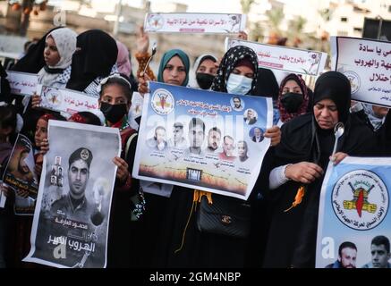 Gaza, Palästina. September 2021. Palästinensische Frauen und Kinder halten während einer Solidaritätsdemonstration für die sechs palästinensischen Gefangenen, die aus dem israelischen Gefängnis in Gilboa geflohen sind, Banner und Bilder und unterstützen mehr als tausend Gefangene in israelischen Gefängnissen und deren Familien in Gaza-Stadt. Kredit: Majority World CIC/Alamy Live Nachrichten Stockfoto