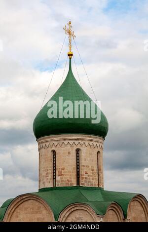 Grüne Kuppel der Verklärung-Kathedrale in Pereslawl-Zalessky, Russland. Stockfoto