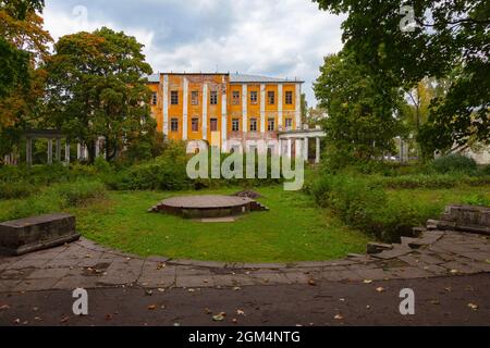 Panoramablick auf das Pekhra-Jakowlewskoje Anwesen der Golizyn-Fürsten in Balaschicha, Russland. Stockfoto