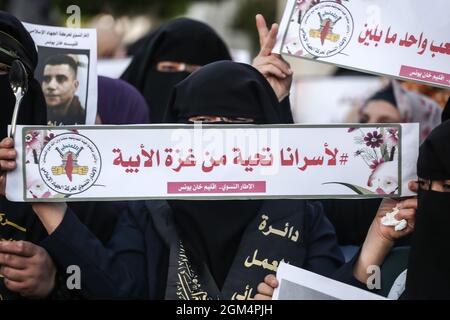 Gaza, Palästina. September 2021. Palästinensische Frauen und Kinder halten während einer Solidaritätsdemonstration für die sechs palästinensischen Gefangenen, die aus dem israelischen Gefängnis in Gilboa geflohen sind, Banner und Bilder und unterstützen mehr als tausend Gefangene in israelischen Gefängnissen und deren Familien in Gaza-Stadt. Kredit: Majority World CIC/Alamy Live Nachrichten Stockfoto