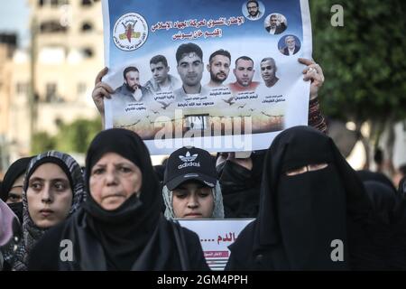 Gaza, Palästina. September 2021. Palästinensische Frauen und Kinder halten während einer Solidaritätsdemonstration für die sechs palästinensischen Gefangenen, die aus dem israelischen Gefängnis in Gilboa geflohen sind, Banner und Bilder und unterstützen mehr als tausend Gefangene in israelischen Gefängnissen und deren Familien in Gaza-Stadt. Kredit: Majority World CIC/Alamy Live Nachrichten Stockfoto