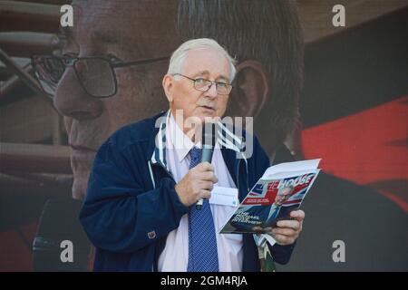 London, Großbritannien. September 2021. Sir Peter Bottomley, konservativer Abgeordneter, spricht während der Kundgebung. Demonstranten versammelten sich auf dem Parliament Square, um die Regierung aufzufordern, sich mit Fragen zu befassen, die die Pächter betreffen, einschließlich der Beendigung des Verkleidungsskandals und des veralteten Pachtsystems. Kredit: SOPA Images Limited/Alamy Live Nachrichten Stockfoto