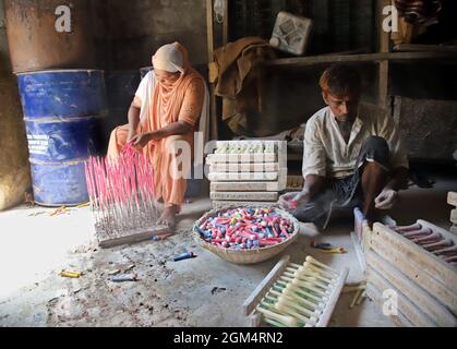 Dhaka, Bangladesch. September 2021. DHAKA, BANGLADESCH - SEPTEMBER 16: Ein Mitarbeiter arbeitet beim Sortieren von Ballons in einer Ballonfabrik. Die Arbeiter widmen sich seit mehreren Jahren der Herstellung von Gummiballons, die verwendet werden, um die Feierlichkeiten und Feierlichkeiten zu schmücken. Die Arbeiter in der Fabrik in Dhaka verdienen je nach Erfahrung zwischen 10 und 6 US-Dollar pro Monat, lange Arbeitszeiten von 5 bis 22 Uhr täglich ohne jeglichen Schutz.am 16. September 2021 in Dhaka, Bangladesch. (Foto von Sumit Ahmed/ Quelle: Eyepix Group/Alamy Live News Stockfoto