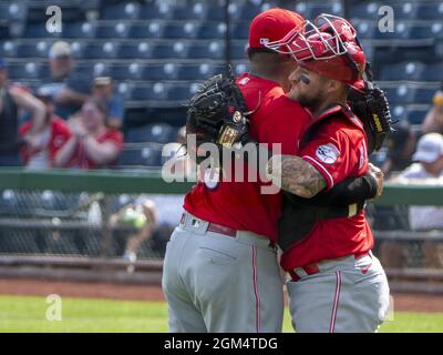 Pittsburgh, Usa. September 2021. Cincinnati Reds Relief Pitcher Mychal Givens (48) und Cincinnati Reds Catcher Tucker Barnhart (16) feiern am Donnerstag, den 16. September 2021 in Pittsburgh den Sieg der Cincinnati Reds 1-0 gegen die Pittsburgh Pirates im PNC Park. Foto von Archie Corper/UPI Credit: UPI/Alamy Live News Stockfoto