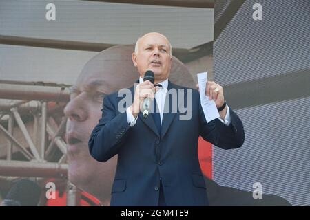 London, Großbritannien. September 2021. Sir Iain Duncan Smith, konservativer Abgeordneter, spricht während der Kundgebung. Demonstranten versammelten sich auf dem Parliament Square, um die Regierung aufzufordern, sich mit Fragen zu befassen, die die Pächter betreffen, einschließlich der Beendigung des Verkleidungsskandals und des veralteten Pachtsystems. (Foto: Vuk Valcic/SOPA Images/Sipa USA) Quelle: SIPA USA/Alamy Live News Stockfoto