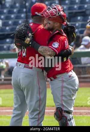 Pittsburgh, Usa. September 2021. Cincinnati Reds Relief Pitcher Mychal Givens (48) und Cincinnati Reds Catcher Tucker Barnhart (16) feiern am Donnerstag, den 16. September 2021 in Pittsburgh den Sieg der Cincinnati Reds 1-0 gegen die Pittsburgh Pirates im PNC Park. Foto von Archie Corper/UPI Credit: UPI/Alamy Live News Stockfoto