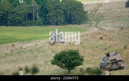 Zwei vom britischen Militär AS-90 Braveheart (Waffenausrüstung 155mm L131) gepanzerte selbstfahrende Haubitzen-Gewehre in Aktion bei einer Militärübung Wiltshire Stockfoto