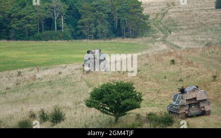 Zwei vom britischen Militär AS-90 Braveheart (Waffenausrüstung 155mm L131) gepanzerte selbstfahrende Haubitzen-Gewehre in Aktion bei einer Militärübung Wiltshire Stockfoto
