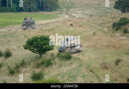 Zwei vom britischen Militär AS-90 Braveheart (Waffenausrüstung 155mm L131) gepanzerte selbstfahrende Haubitzen-Gewehre in Aktion bei einer Militärübung Wiltshire Stockfoto