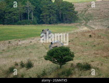 Zwei vom britischen Militär AS-90 Braveheart (Waffenausrüstung 155mm L131) gepanzerte selbstfahrende Haubitzen-Gewehre in Aktion bei einer Militärübung Wiltshire Stockfoto