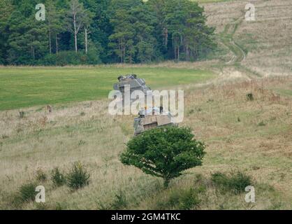Zwei vom britischen Militär AS-90 Braveheart (Waffenausrüstung 155mm L131) gepanzerte selbstfahrende Haubitzen-Gewehre in Aktion bei einer Militärübung Wiltshire Stockfoto