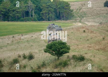 Zwei vom britischen Militär AS-90 Braveheart (Waffenausrüstung 155mm L131) gepanzerte selbstfahrende Haubitzen-Gewehre in Aktion bei einer Militärübung Wiltshire Stockfoto