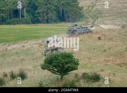 Zwei vom britischen Militär AS-90 Braveheart (Waffenausrüstung 155mm L131) gepanzerte selbstfahrende Haubitzen-Gewehre in Aktion bei einer Militärübung Wiltshire Stockfoto