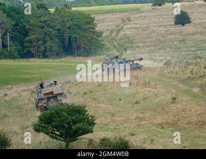 Zwei vom britischen Militär AS-90 Braveheart (Waffenausrüstung 155mm L131) gepanzerte selbstfahrende Haubitzen-Gewehre in Aktion bei einer Militärübung Wiltshire Stockfoto