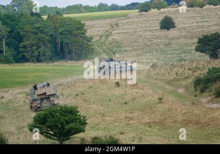 Zwei vom britischen Militär AS-90 Braveheart (Waffenausrüstung 155mm L131) gepanzerte selbstfahrende Haubitzen-Gewehre in Aktion bei einer Militärübung Wiltshire Stockfoto
