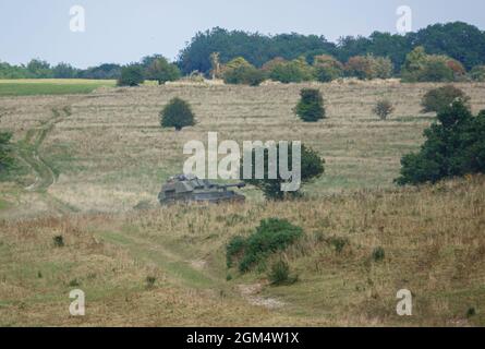 Militär der britischen Armee AS-90 (Gun Equipment 155mm L131) gepanzerte selbstfahrende Haubitzerpistole in Aktion auf einer militärischen Übung Wiltshire UK Stockfoto