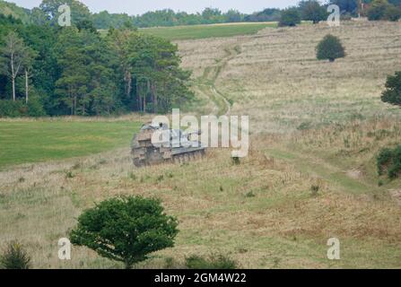 Militär der britischen Armee AS-90 (Gun Equipment 155mm L131) gepanzerte selbstfahrende Haubitzerpistole in Aktion auf einer militärischen Übung Wiltshire UK Stockfoto