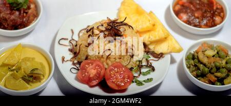 Scharf-würziges Chicken Biriyani im Sri-lankischen Stil mit festgestelltem Menü. Stockfoto