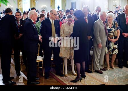 Die Richter des Obersten Gerichtshofs Sonia Sotomayor begrüßt die Richterin Ruth Bader Ginsburgh nach einem Empfang im Ostsaal des Weißen Hauses am 12. August 2009. (Offizielles Foto des Weißen Hauses von Pete Souza) Dieses offizielle Foto des Weißen Hauses wird nur zur Veröffentlichung durch Nachrichtenorganisationen und/oder zum persönlichen Druck durch die Betreffzeile(en) des Fotos zur Verfügung gestellt. Das Foto darf in keiner Weise manipuliert werden und darf nicht in kommerziellen oder politischen Materialien, Anzeigen, E-Mails, Produkten oder Werbeaktionen verwendet werden, die in irgendeiner Weise eine Zustimmung oder Billigung des Presid nahelegen Stockfoto