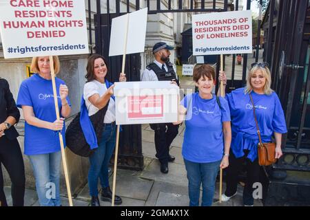 London, Großbritannien. September 2021. Während des Protestes vor der Downing Street machen sich die Demonstranten bereit, eine Schachtel mit Unterschriften für die Petition zu liefern.die Demonstranten versammelten sich zur Unterstützung der Bewohner von Pflegehegen und forderten die Verankerung des Gloria-Gesetzes. Die Demonstranten überreichten auch Unterschriften an Gesundheitsminister Sajid Javid. Kredit: SOPA Images Limited/Alamy Live Nachrichten Stockfoto