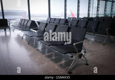 Leerer Flughafen-Wartepol. Stornierung der Flugverspätung. Coronavirus covid 19 Quarantäne Stockfoto