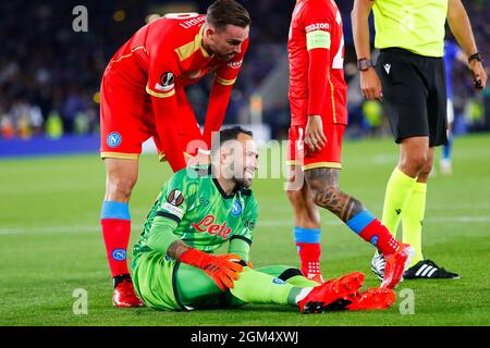 King Power, Leicester, Großbritannien. September 2021. UEFA Europa League Football, Leicester City gegen Napoli; David Ospina von Napoli fratert nach einer schweren Herausforderung Kredit: Action Plus Sports/Alamy Live News Stockfoto